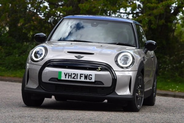 Mini е най-високо оценената европейска марка автомобили за надеждност, като показва силни показатели в своята гама. Като цяло 10% от Mini-тата, чиито собственици участват в проучването, са се повредили, но почти всички са опрадени за седмица. В 94% ремонтът е по гаранция.

Mini Clubman (2015-2024) е най-надеждният модел с резултат от 97,9%, а Mini Electric също се представя добре -с  рейтинг от 97,6% това е електрическият автомобил с най-висок резултат в проучването.
