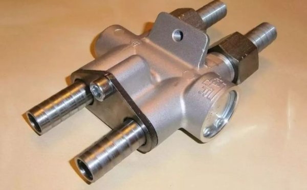 През лятото, в задръствания и по време на интензивно шофиране, температурата на течността се повишава над 100° C. И при прегряване ATF-течността (маслото) бързо се разгражда. За да не се случи това, поддържайте топлообменника на климатика и радиатора на двигателя чисти.

Ако кутията често работи при високи натоварвания, по-добре е да инсталирате допълнителен радиатор. В допълнение към радиатора ви е необходим и термостат (на снимката), който няма да позволи течността да се охлади през зимата. Инсталирането на такъв комплект не е никак евтино, предупреждават експерти.