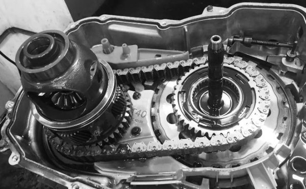 В класическите хидромеханични автомати верижните задвижвания са рядкост. По-голямата част от автоматичните трансмисии за напречно разположение се управляват с цилиндрични спирални зъбни колела. В кутията на GM обаче въртящият момент от комплектите планетарни предавки към диференциала се предава точно от многоредова ламелна верига. И тези вериги се износват доста бързо, като заради това течността преминава в кутията и нарушава работата на други части и агрегати.