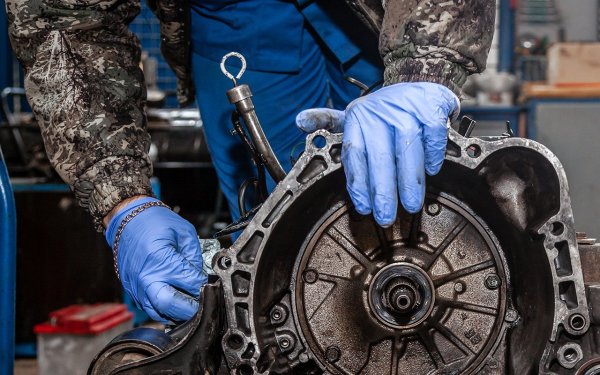 Повишените вибрации, причинени от предаването на максимални въртящи моменти, разбиват втулките на вала. През износените втулки маслото започва да напуска работните кухини. Производителността на помпата не е достатъчна и електронната система за управление инструктира соленоидите да отварят секцията все повече и повече. В резултат на това съединителите започват да се плъзгат. Продуктите от износването навлизат в течността и дезактивират хидротрансформатора.