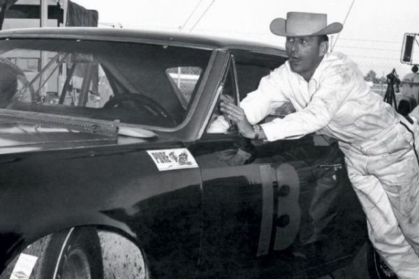 Писали сме и преди за Хенри "Смоуки" Юник като за един от пионерите на адиабатните двигатели (вижте линка под статията). Но в историята на НАСКАР този юначага с каубойска шапка и неизменна лула е останал като най-големия шмекер за всички времена - готов винаги да надхитри инспекторите с някое блестящо хрумване. 
През 60-те Смоуки се състезава с доработени от него скромни Chevrolet Chevelle (на снимката) срещу могъщите заводски отбори на Ford и Chrysler. 
