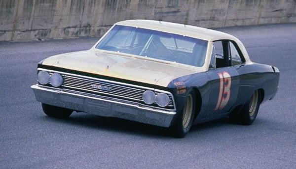 През 1968 колата му е до такава степен преобразена, че инспекторите откриват цели 9 нарушения на регламента и му забраняват да участва на Дейтона, докато не ги отстрани. После един от тях решава да погледне за всеки случай резервоара, и го демонтира от колата. Вбесеният Смоуки им казва: "Направо ги пишете десет", и пред смаяните им погледи сяда в колата без резервоар, пали и отпрашва към бокса. После се оказва, че самоукият гений е измислил и как да заобиколи ограничението за обем на резервоара - просто е видял, че в регламента не пише нищо за бензинопровода, и го е направил 3.4 метра дълъг и пет сантиметра широк, така че да побере допълнителни между 7 и 15 литра бензин. 
