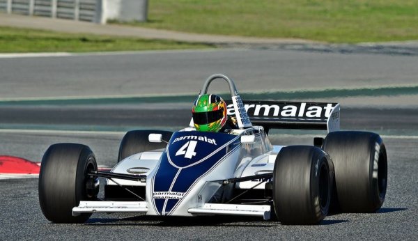 Границата между измамата и иновацията съществува, но винаги е била мъглива. Но през 1981 Гордън Мъри, бъдещият легендарен създател на McLaren F1, със сигурност е осъзнавал, че заобикаля правилата с болида Brabham BT49C. Проектираната от Мъри кола има хидро-пневматично окачване, което й позволява да се снижава повече от разрешеното. При инспекцията преди старда болидът има 6 см просвет, колкото е допустимият минимум. Но щом колата набере скорост, силата на притискане върху предното крило е достатъчна да изпомпа малко от хидравличната течност към централния резервоар, като по този начин снижава BT49C под лимита. 
