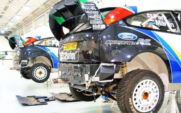 Въздух плюс гориво е равно на мощност. Затова и контролните органи на всички състезания в моторния спорт се мъчат да ограничат достъпа на въздух до двигателите. Видяхме как Toyota заобиколи това през 1995. През 2003 на Ford хрумна друга идея: техният Focus RS ползваше рециклиран въздух, за да изпреварва конкурентите. Инженерите вградиха таен резервоар за въздух под задната броня. Конструиран от 2 мм дебела титаниева сплав, той събираше компресиран въздух от турбото в моментите, когато пилотът отнеме газта. 
