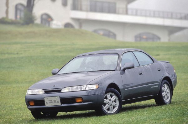 Злите езици твърдят, че автомобилите от 90-те години с двоет твърд покрив приличат на сапунерки. Трябва да се отбележи, че това са умни сапунерки! Това, което ги прави такива, е едно малко чудо - 1,6-литров високоскоростен атмосферен двигател 4A-GE (162 к.с. при 7400 об./мин.). Той е с 12-клапанова глава на блока на цилиндрите, индивидуални дроселни клапи за всеки цилиндър и фазорегулатор на всмукателния разпределителен вал. 