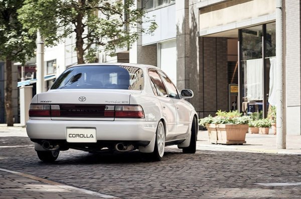 С този факт се обяснява и високата цена, която също така се дължи и на многото технически подобрения. TRD2000 струваше 32 000 долара, като се отличава с 15-цолови джанти TRD Type FT и намален с 20 мм пътен просвет. Атмосферният 2.0-литров мотор 3S-GE (180 к.с.) е съчетан с 5-степенна механична скоростна кутия, като мощността се изпраща към предната ос. 