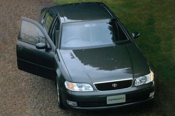 Комфортниягт седан с от сегмент E (коллегата му с ляв волан е Lexus GS) едва ли може да се счита за спортен, но всичко се променя с редовия шестцилиндров двигател 2JZ-GTE с два турбокомпресора. Един от най-известните японски мотори превръща Aristo в истински звяр.  Тази версия на двигателя се нарича 3.0V (JZS147), като се простира далеч над стандартните 280 к.с. 