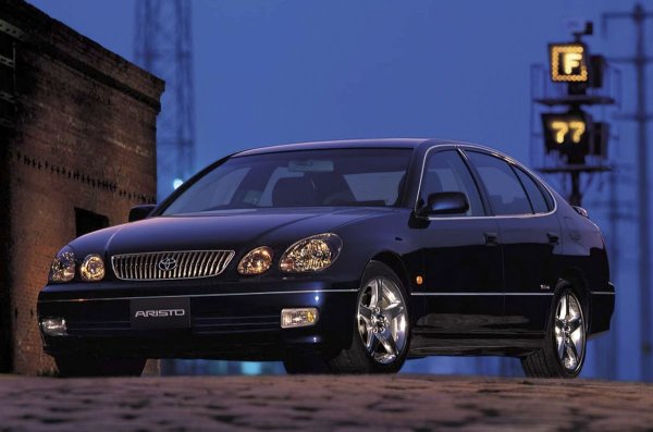 Второто поколение на Aristo - V300 (JZS161), е оборудван с двигател 2JZ-GTE с променлива система за газоразпределение VVT-i. Въртящият момент е увеличен от 434 на 451 Нм, като седанът получава и напълно  контролирано шаси. Версията 300 се предлага само в Япония. 