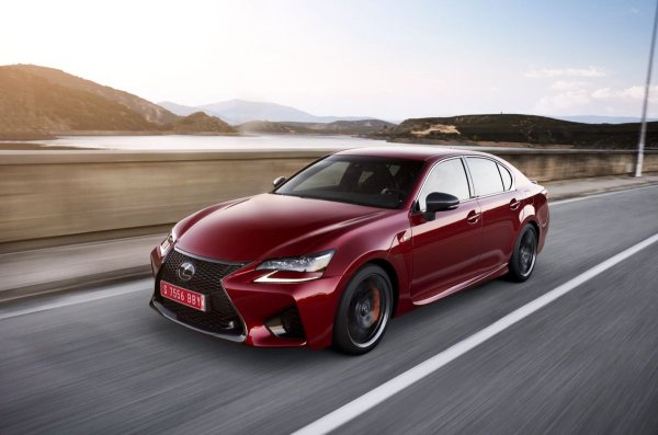 През втората половина на 2000-те неговият петлитров V8 UR-GSE двигател изглеждаше като артефакт и „стара школа“ на фона на европейските конкуренти, тъй като не разполагаше нито с турбо, нито с механичен компресор. Мощността му е 477 к.с. и 530 Нм. За сравнение, в арсенала на Mercedes-Benz E 63 AMG (W 212) има мотор с 585 к.с., BMW M5 (F10) произвежда 560 к.с., а Jaguar XFR-S - 550 к.с. 