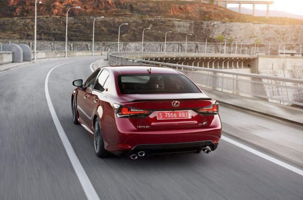 Lexus GS F не разполага с най-шеметната мощност според стандартите на сегмента, но има атмосферни „мускули“, които вече са загубени от мнозина. Да, и динамиката на ускорение до стотици за 4,6 секунди е впечатляваща. Скоростната кутия е осемстепенна автоматична. Само задно задвижване. Вярно, вече не ги правят такива. 