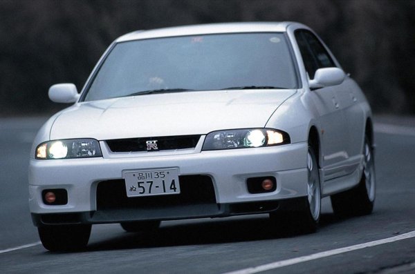 Една екстремна версия на купето GT-R би била чудесен подарък за 40-ата годишнина за феновете на Skyline. Но Nissan направи нещо по-оригинално - дадe зелена светлина на придворното тунинг-подразделение Autech да създаде зареден седан от поколението R33. 