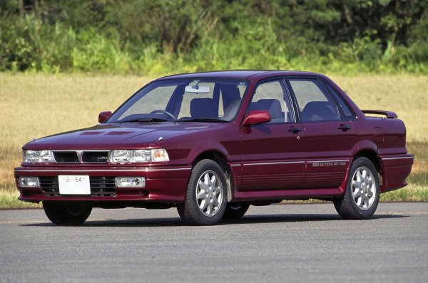 Lancer Evolution е едно от най-известните творения на марката. С &bdquo;напомпания&ldquo; Galant ситуацията е малко по-различна, въпреки че той участва в Световния рали-шампионат дори преди Evo. Първият VR-4 (E38A) е произведен през 1987-1992 г. в партида от 5000 копия в съответствие с изискванията за хомологация. Той е оборудван с 2,0-литров двигател с компресор 4G63T (до 241 к.с.), диференциално задвижване на четирите колела, задна многозвенна връзка и напълно контролирано шаси. 