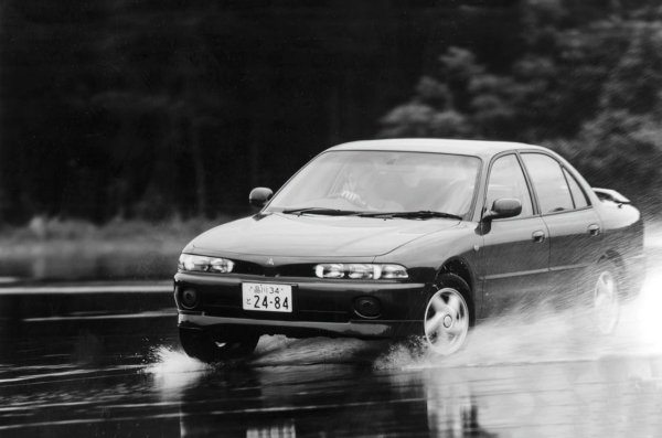 В началото на деветдесетте години Galant VR-4 (E84A) напусна моторните спортове и претърпя доста интересна метаморфоза. Той получава 2,0-литров могор V6 6A12TT с два турбокомпресора с мощност 241 к.с. при 5-степенна механична скоростна кутия и 215 к.с., когато е съчетан с адаптивна 4-степенна автоматична трансмисия INVECS. Ускорява от 0 до 100 км/ч за около 6,5 секунди. Максималната скорост е около 230 км/ч. 