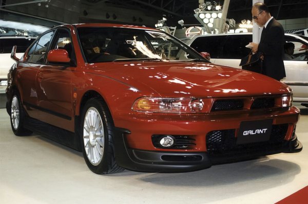 Шансовете да видите VR-4 наживо са малки, а при Super VR-4 те са почти нулеви. Тази версия с аеродинамичен бодикит, ауспух Ralliart, спортни седалки Recaro и волан Momo е наистина забележителна. Твърди се, че е произведена в тираж от 800 бройки, но според някои специлисти те са само 376, като 84 са седани. Едва 18 са боядисани в този цвят.