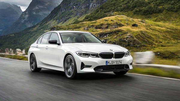 Серия 3 на BMW винаги е била еталон за спортните седани. Гладките и мощни шестцилиндрови двигатели на баварската компания, както и добре настроеното, балансирано шаси направиха 3-Series предпочитан избора за водачи, които искат лукс, мощност и впечатляващо управление. Тази кола е идеална за всекидневието, но въпреки това 11,8% от собствениците я разкарват още през първата година, като причината е във високите разходи за поддръжка.