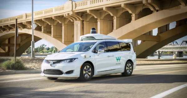 Колко различно изглежда този опустошен пейзаж на фона на оптимизма отпреди десет години! През 2015 тогавашният шеф на Waymo Крис Ърмсън бе казал, че целта му е на неговия 11-годишен син никога да не се налага да изкарва шофьорска книжка. Излизаше, че до 2020 Ърмсън очаква на пазара да има достатъчно количество надеждни, по-добри от хората автопилоти. Uber очакваше да мине от шофьори към роботаксита до 2021, а конкурентът Lyft дори скъси срока с една година. Шефът на китайската Baidu обещаваше свободна продажба на коли без волан през 2020. Когато придобиваха стартъпа Cruise, от General Motors планираха да започнат серийно производство на коли с автопилот през 2019. Да не забравяме, разбира се, и най-големия майстор на гръмките обещания: Илон Мъск, шефът на Tesla, през 2019 увери, че софтуерът Full Self-Driving, позволяващ на шофьора дори да си подремне, е на практика готов и ще бъде въведен "до средата на следващата година". И до днес периодично се случва някой ревностен фен, повярвал на тези думи и напълно пренебрегнал яростните предупреждения на юристите на Tesla, да завърши дните си под някой камион след опита да дремне или да гледа филм зад волана. 

НА СНИМКАТА: Безпилотен автомобил на Waymo