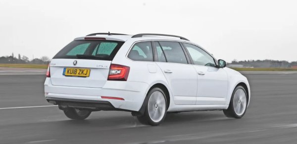 Подобно на екстериора - интериор и табло на Skoda Octavia предпочитат функционалността пред формата. Качеството е добро и оформлението е много логично, с интуитивен сензорен екран за информация и развлечения, включващ Apple CarPlay и Android Auto за лесна употреба.  Наличието на много възможности за регулиране на седалката улеснява намирането на идеалната позиция за шофиране. Пътниците на задната седалка получават най-много място за краката и главите. 

Има и много наистина удобни места за съхранение, разпръснати из купето. Звездата на шоуто е багажникът, който разполага с 610 литра капацитет, който се простира до чудовищните 1740 със сгънати задни седалки.