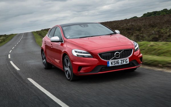 Няколко големи изтегляния засегнаха практичеки цялата гама модели на шведския производител. След предишните проблеми с изтичане на гориво, топене на пластмасовия всмукател, повреда на спирачната помощ и закрепване на предпазните колани, през юли се появи друг проблем с охлаждането на някои дизелови двигатели. Заради него имаше дори опасност от пожар, като се наложи ремонт на близо 370 000 автомобила, в това число и V40 (на снимката).