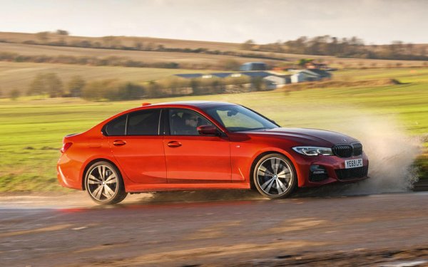 Моделите 3, X3/X4 SUV и Z4 Roadster бяха засегнати от проблем, който може да доведе до загуба върху контрол на някое от колелата. Лошо заварени батерии бяха открити при хибридите версии на 3-Series (на снимката), 3-Series Touring, X1, X2, X3, X5, 2-Series Active Tourer, 7-Series, 5-Series, 5-Series Touring и Mini Countryman, като това може да причини пожар.