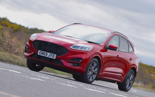 Ford трябваше временно да спре продажбите на популярния си нов Kuga PHEV (на снимката) заради неизправни батерии, които могат да доведат до пожар. Заради това бяха изтеглени над 33 000 автомобила. Наложиха се и 3 сервизни акции на Focus заради проблемен кабел в корпуса на трансмисията.