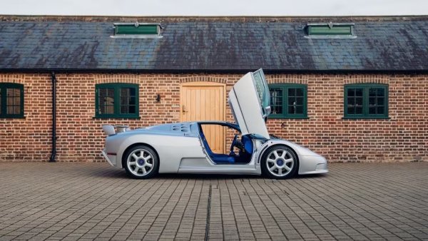 EB110 e технологично чудо, когато е представен през 1991, като отбелязва официалното възкресение на марката Bugatti. Колата се задвижва от 3,5-литров V12 двигател с не по-малко от четири турбокомпресора, който произвежда 553 к.с., генерирани при възхитителните 8000 оборота в минута. EB110 се предлага и с шестстепенна ръчна скоростна кутия, която предава мощността на четирите колела, карбоново монококово шаси и максимална скорост от 345 км/ч.