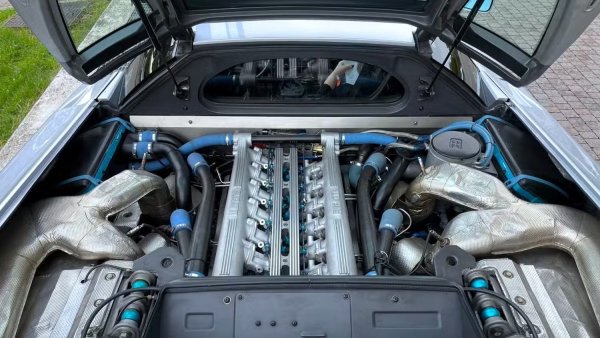 И сякаш EB110 не беше достатъчно бърз, Bugatti по-късно представи версията Super Sport с 611 к.с. и максимална скорост от 355 км/ч. По това време EB110 беше най-бързият сериен автомобил на планетата. Той също така положи основите за бъдещите рекорди на марката за скорост, започнати от Veyron EB 16.4 с революционния си W16 двигател с четири турбокомпресора.