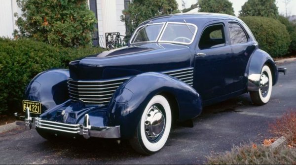 Стилът на Cord 810 е коренно различен от всичко останало на пътя, когато дебютира през 1936 г. Това отчасти се дължи на факта, че е с предно предаване, оформление, което въпреки повсеместното си разпространение днес, е изключение за епохата си.

Затварящите се фарове също представляват уникален щрих, въпреки че тясната форма на предния капак му осигурява прозвището „ковчег“. Както при всеки футуристичен дизайн, 810 се радва на множество фенове и почти толкова критици, когато излиза на пазара. Въпреки това бързо се превръща в хит сред богатите и известните хора.

За съжаление колата е обречена на гибел поради механичните си недостатъци – двигателят, макар и мощен, няма усъвършенстването на съперниците си, а трансмисията има сериозни проблеми с надеждността. В крайна сметка 810 ще се произвежда само две години между 1936 и 1937 г., като по-късните автомобили ще бъдат продадени под името 812, след като е пусната опция за компресор в опит да се увеличат продажбите. Това обаче не носи успех и в крайна сметка са произведени само около 3000 броя.  Забележително е обаче, че се смята, че около 1800 от тях са оцелели до наши дни благодарение на отдадената общност от колекционери.
