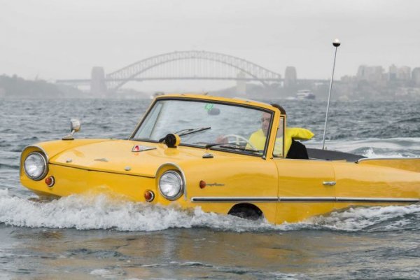 Амфибиите са познати от началото на ХХ век, но повечето от тях са военна или специализирана техника. През 1968 г. е направен опит за започване на производството на пътническата амфибия Amphicar. Колата се оказа доста добра - ускорява до 11 км/ч по вода и до 112 км/ч по суша. От модела са продадени 3848 бройки.
