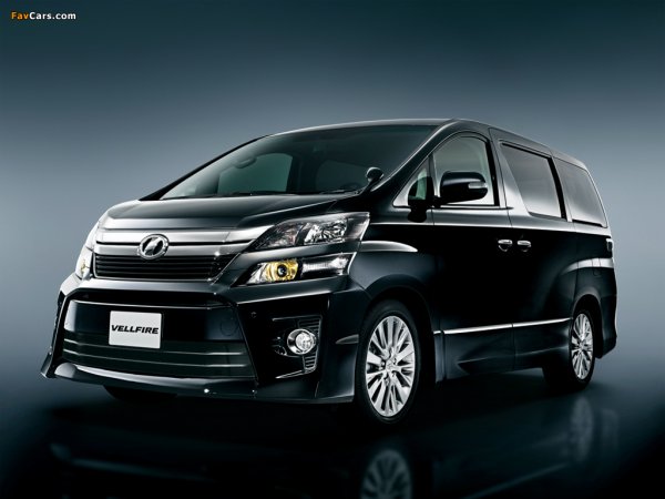Тесните улици и още по-тесните паркоместа в Япония са причината техните ванове да са толкова квадратни. Едно от преимуществата на тази форма е просторното място в интериора и именно за това тези тухли продължават да са популярни сред купувачи в Япония. Вътре ще откриете всички екстри които има и в последната S-Class-а и дори мистериозните босове на Якудза в днешни дни предпочитат тронообразните задни кресла във Vellfire, пред лимузините в които са се возили до началото на века. 