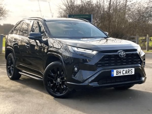 Продължаваме японската доминация с легендата Toyota RAV 4, изборът на най-добрите SUV с голям пробег. Може да издържи всякакви дивашки изпълнения до 400 000 километра, изчисляват от  „Copilot”. С добра грижа, внимание и поддръжка ще направи повече.

Всички модели на RAV4 са големи, смели и просторни – идеални за семейства или шофьори, които просто искат малко повече място за краката. Препоръчват се моделите RAV4 (XA50).