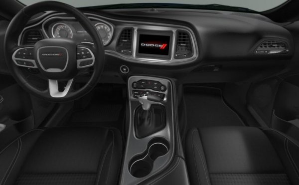 Можем само да съжаляваме за това. През 2021 американският Challenger в базовото си ниво SXT идва с 3.6-литров V6 двигател Pentastar с 303 конски сили и 8-степенен автоматик. Освен това има 18-цолови алуминиеви джанти, 7-инчова мултимедия, климатик и безплатен избор на цвят. Всичко това - за 28 115 долара, или 46 300 лева. У нас това е цената на постно оборудван Ford Focus с еднолитров мотор с три цилиндъра.
