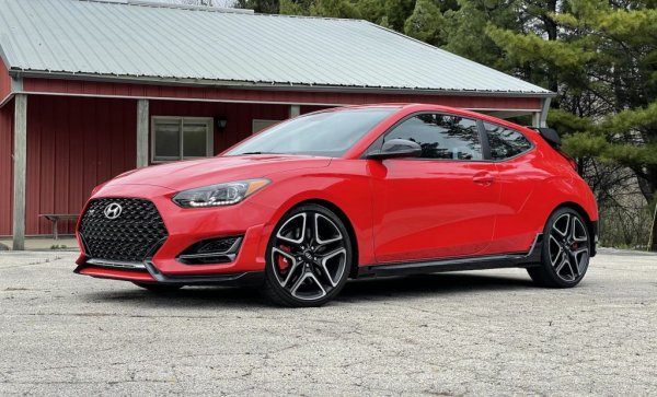 Тривратият хечбек е почти напълно изчезнал вид в Европа, но все още се радва на интерес в Америка. Базовият Veloster се предлага в САЩ с двулитров бензинов мотор и 149 коня максимална мощност. Не е твърде икономичен като за такъв обем, но пък експертите на Car & Driver го похвалиха за доброто управление и удоволствието от шофирането.
