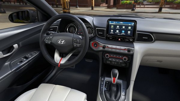 Ние бихме го похвалили за цената: малко над 19 000 долара, или към 31 500 лева. За съжаление Veloster вече не присъства в европейската гама на Hyundai. Донякъде сравнимият с него i30 хечбек започна у нас с 300 лева по-скъпо (31 995), като за сметка на това идва с едва 1.4-литров атмосферен мотор и със 120 конски сили
