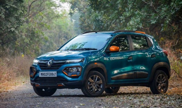 Разработено за Индия и други нискобюджетни пазари, това миниатюрно автомобилче няма да ви впечатли нито с динамика, нито с лукс. Базовата му версия се задвижва от 0.8-литров бензинов двигател и развива скромните 53 конски сили. Страничните огледала се нагласят отвън, с ръка. А в теста за безопасност получи само една звезда. 
