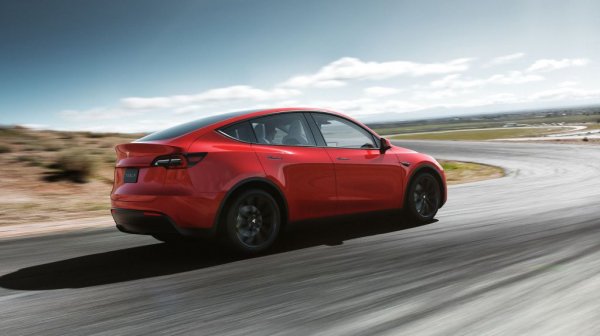 Името Tesla събужда твърде полярни реакции у автомобилните фенове в България. Ние самите бяхме твърде разочаровани при първия си контакт с Model S от качеството на сглобката и интериора, както и от пътното поведение на "колата от бъдещето". 
