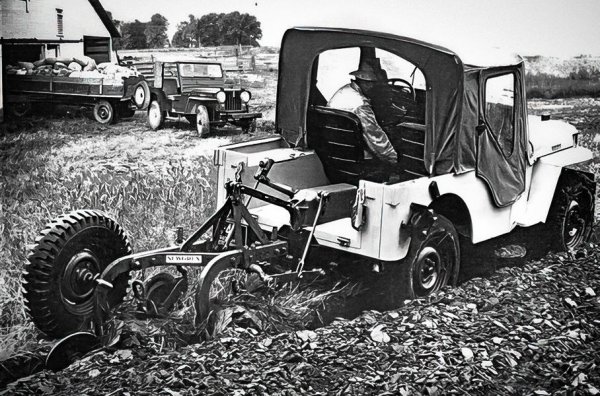 Болезнено примитивен и непретенциозен, наподобяващ самоходна карета, направена от селски майстори в най-близката плевня - това е „джип“ със специално селско предназначение. Преди да обвините фирмата на Джон Уилис в тайна неприязън към хората и желанието да ги накара да страдат в тази, странна машина, трябва да си припомним непосредственото поле на приложение и историята на появата на подобни техники. 

Тук имаме специална фермерска версия на модела CJ-3A, водеща корените си от периода след Първата световна война. По онова време машините започнали да заменят конете на полето и един такъв механичен помощник бил универсалният трактор с цена от 1500 долара на Willys-Overland.