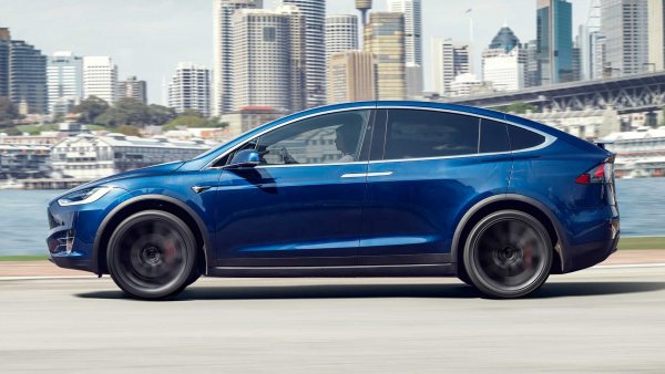 Батерия: 100 kWh, макс. мощност: 670 к.с.

От представянето си в в дизайнерския център на Tesla през 2012 година, Model X привлече вниманието с иновативните си технически решения, като отварящите се нагоре задни врати. Версията Long Range е оборудвана с два електромотора (4х4) и със 100-киловатчасовата си батерия предлага пробег като на по-компактната Model 3 Long Range.