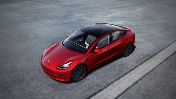 Батерия: 78 kWh, макс. мощност: 351 к.с.

Tesla Model 3 наскоро получи обновления за моделната 2021, засягащи естетиката на екстериора и интериора. В Европа американският седан е бестселър при електрическите автомобили, а версията му Long Range с два електромотора и ефективна 78-киловатчасова батерия предлага впечатляващ пробег.