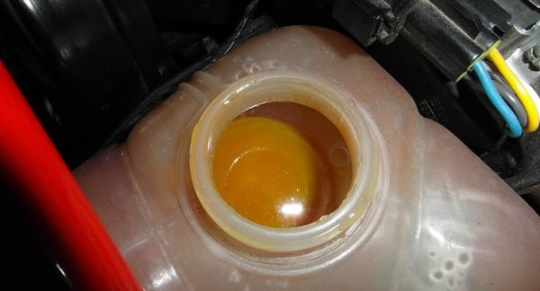 Корозията вътре в радиатора води до обезцветяване на антифриза. Освен това, колкото по-стар антифриз циркулира в системата, толкова по-голям е шансът да започне да се развива корозия в радиатора. Особено неприятно е, ако наскоро напълненият антифриз е обезцветен, тъй като това може да показва наличието на напреднал проблем. Също кака, обезцветяването е признак на некачествен антифриз. 