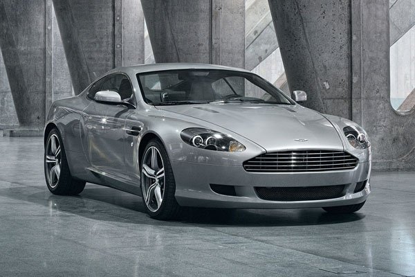 Дизайнът му бе по-скоро продължение на съвършените форми на по-стария DB7; но под познатата външност това бе радикално нов автомобил, с корпус от алуминий (лепен, а не заваряван) и въглероден композит. В резултат DB9 бе удивително лек, завидно бърз и се превърна в един от най-успешните модели на компанията. Днес можете да си го купите срещу минимум 35 000 евро.
