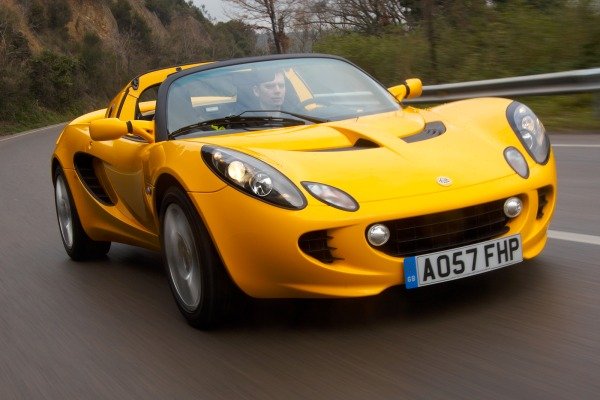 Малцина знаят, но компанията Lotus припечелва най-вече от разработването на инженерни решения за други производители. Спортните й модели са само средство да рекламира експертизата си в тази област. Elise, представен в средата на 90-те, бе поредната революция от Lotus - с шаси, което бе слепено вместо заварено, с обилна употреба на алуминий и с удивително ниско тегло. Днес употребявани Elan вървят от 8000 евро нагоре.
