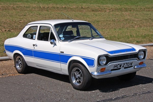 Създаден да замени престарелия семеен модел Anglia, Еscort бе компактен, просто устроен, с динамичен дизайн в американски стил и на доста привлекателна цена (започваща от 666 лири). Но онова, което го превърна в легенда, бяха успехите му в ралитата.
