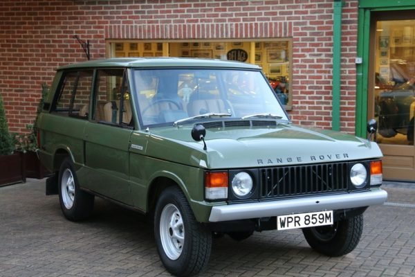 В края на 60-те шефовете на Rover решават да обединят в едно двете си основни производства - на комфортни семейни седани и на високопроходимия Land Rover. Резултатът е Range Rover - отличен офроуд автомобил, който обаче е достатъчно рафиниран и удобен, за да се ползва и в ежедневието.
