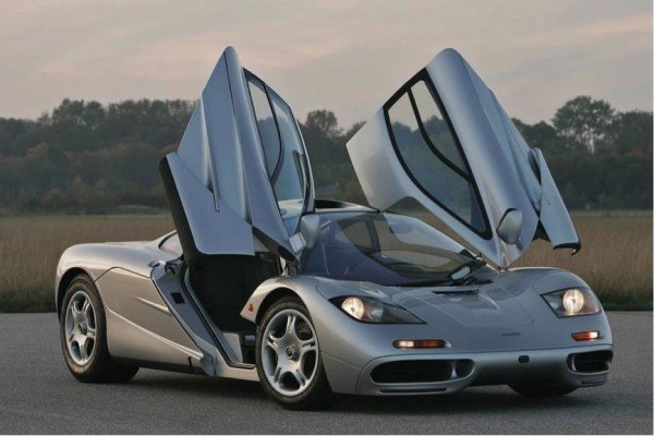 През 80-те Рон Денис и BMW решават да обединят сили, за да създадат първия хиперавтомобил в света. Задачата е поверена на конструктора Гордън Мъри, като са му предоставени почти неограничени средства. Задвижван от 6.1-литров мотор на BMW, F1 развива 627 коня и рекорднате за епохата 386 км/ч. При дебюта на колата цената й е половин милион лири; днес не можете да намерите F1 за по-малко от 10 милиона евро.
