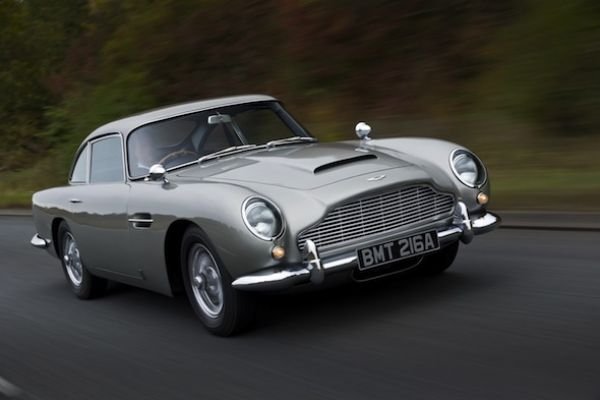 Красив и удивително мощен за онази епоха (282 конски сили), DB5 се помни и до днес не с качествата си, а защото компанията свръхдалновидно предлага колата за снимките на един от първите филми за Джеймс Бонд. Комбинацията от Шон Конъри и бял Aston Martin и до днес е може би най-яркият символ на шпионската поредица. Запазен DB5 струва днес над 120 000 евро.
