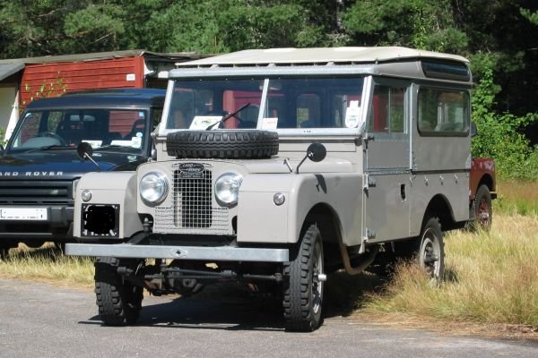 Конструкторът Морис Уилкс създава тази машина, вдъхновен от американските военни Jeep Willys. Оригиналният Land Rover се оказва една от най-успешните коли в историята, като се произвежда без особени промени в дизайна в продължение на 68 години - до миналата пролет.
