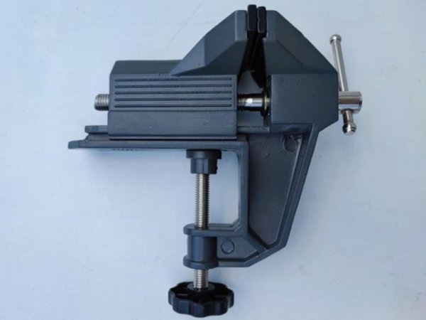 Докато работите с пилата, ще бъде по-удобно да фиксирате автомобилната част в менгеме. Същото важи и за случаите, когато искате да огънете, отчупите или завъртите някакъв елемент. 