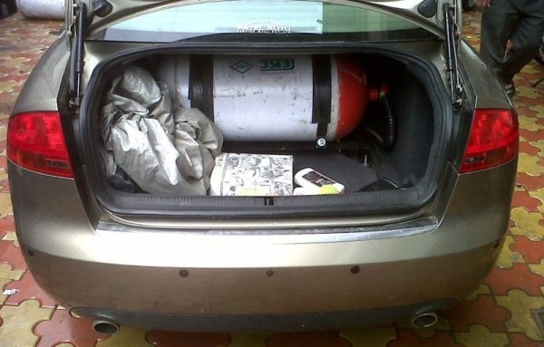 Това е напълно погрешно, но въпреки това устойчиво вкоренено у мнозина убеждение: че с 40-литрова газова бутилка може да се измине по-голямо разстояние, отколкото с 40-литров резервоар бензин. 
Това е невъзможно по две причини. Първо, заради по-ниската енергийна стойност на газа разходът с него е малко по-голям от този на бензин. И второ, газовите бутилки не могат да се пълнят догоре от съображения за безопасност - в различните държави по правило се оставят 10 до 18% празни. Тоест в 40-литрова бутилка можете да заредите не повече от 36 литра газ, и това е фиксирано в контролните системи на уредбата. 
