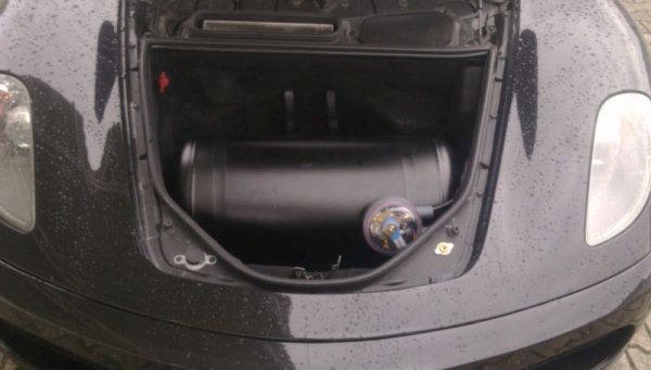 Според популярна в нашия форум шега, българският гений може да сложи газова уредба и на Tesla. Въпросът е не дали технически е възможно, а дали изобщо има някакъв смисъл. Има много случаи, в които прибягването до АГУ е безсмислено, трудно или направо невъзможно:
- при най-компактните автомобили. Там липсва място за газовата бутилка, а и разходът така или иначе е малък, икономията от газа ще е нищожна. 
- при дизеловите автомобили. Тук монтирането на уредбата е доста сложно технически, а и за запалването така или иначе е нужен малко дизел, така че икономията е незначителна. 
- при комби и SUV автомобилите монтирането на бутилката обикновено отнема част от товарното пространство, заради което се предполага, че сте си ги купили. 
- при новите автомобили монтирането на газова уредба автоматично анулира гаранцията на двигателя, електрическата система и, в някои случаи, дори на целия автомобил. 
НА СНИМКАТА: газова уредба, монтирана на Ferrari F430
