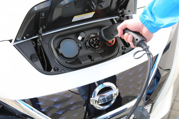 Кабелът за зареждане често се подценява: ако е дефектен (или липсва), няма и екологичен плакет/чип. Следователно важно в договора за покупка е да се посочи какъв зареждащ кабел е включен при покупката на превозното средство - а също и в какво състояние се намира.